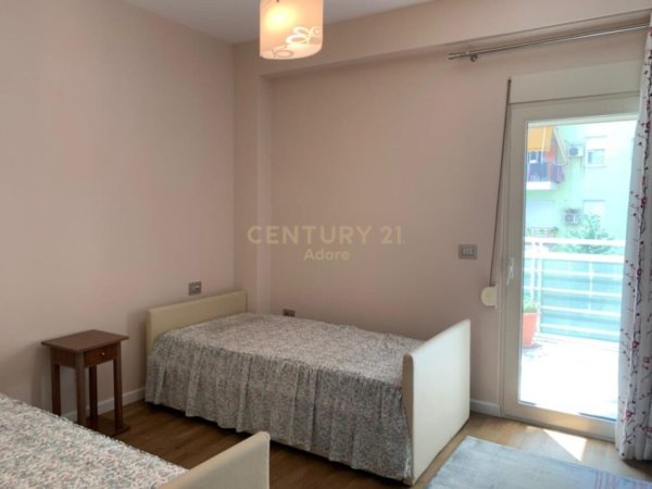 Tirane, jepet me qera apartament 2+1 Kati 2, 140 m² 900 € (pazari i ri)