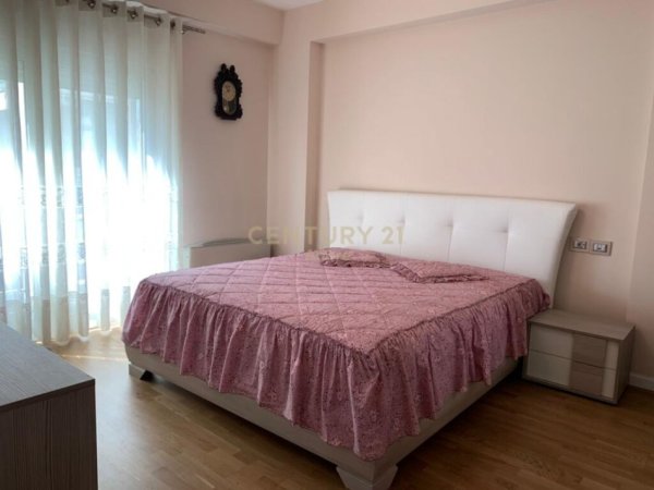 Tirane, jepet me qera apartament 2+1 Kati 2, 140 m² 900 € (pazari i ri)