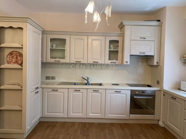 Tirane, jepet me qera apartament 2+1 Kati 2, 140 m² 900 € (pazari i ri)