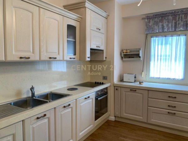 Tirane, jepet me qera apartament 2+1 Kati 2, 140 m² 900 € (pazari i ri)