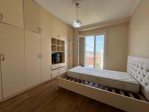 Tirane, jepet me qera apartament 2+1+Aneks+Ballkon Kati 7, 97 m² 800 € (komuna e parisit)
