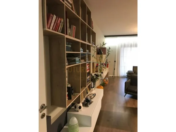 Tirane, jepet me qera apartament 2+1+Ballkon , 127 m² 750 € (shkolla e bashkuar)