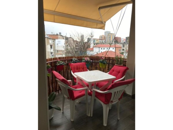 Tirane, jepet me qera apartament 2+1+Ballkon , 127 m² 750 € (shkolla e bashkuar)