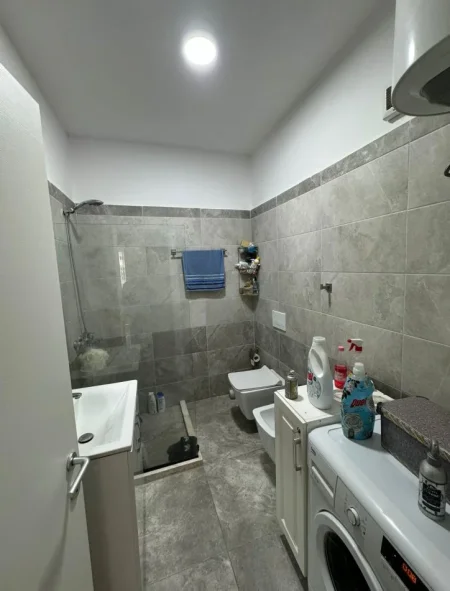 Tirane, shitet apartament 3+1 Kati 4, 140 m² 215.000 € (Rruga 3 Deshmoret, Yzberisht)