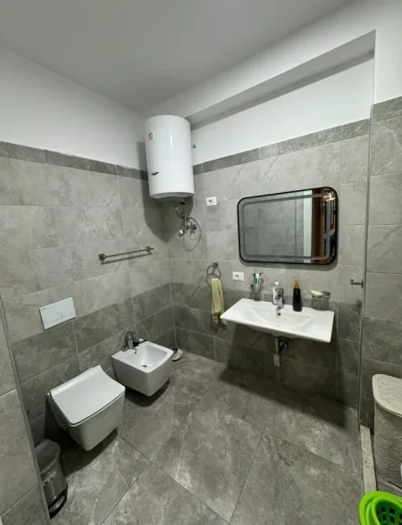 Tirane, shitet apartament 3+1 Kati 4, 140 m² 215.000 € (Rruga 3 Deshmoret, Yzberisht)