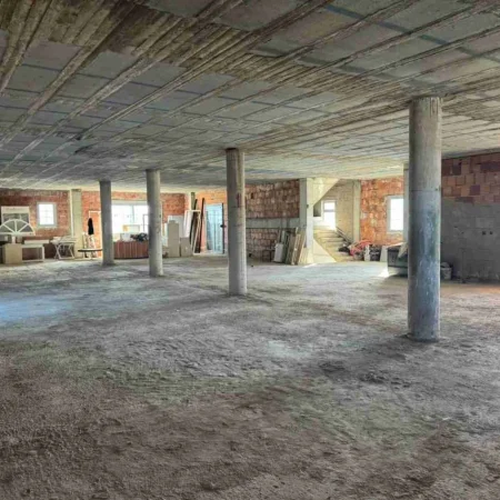 Tirane, jepet me qera ambjent biznesi Kati 4, 420 m² 1.500 € (Sauk)