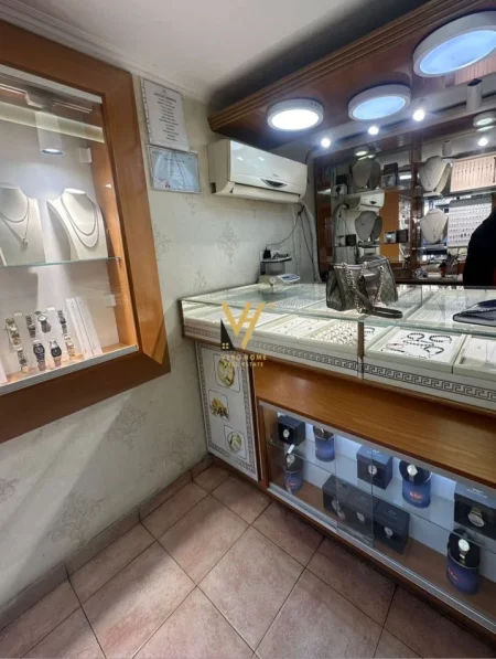 Tirane, jepet me qera ambjent biznesi Kati 0, 17 m² 1.000 € (BULEVARDI ZOGU I PARE)