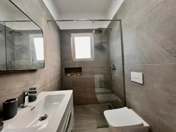 Tirane, jepet me qera Vile 2+1 , 140 m² 700 € (Sauk i vjeter)