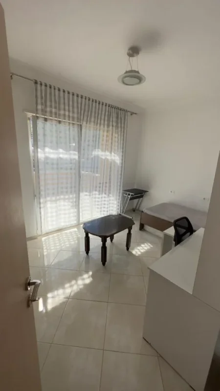 Tirane, jepet me qera apartament 3+1 Kati 2, 220 m² 600 € (Yrshek)