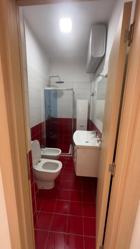Tirane, jepet me qera apartament 3+1 Kati 2, 220 m² 600 € (Yrshek)