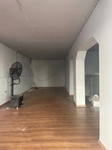 Tirane, jepet me qera ambjent biznesi Kati 0, 65 m² 1.000 € (SHESHI WILLSON)