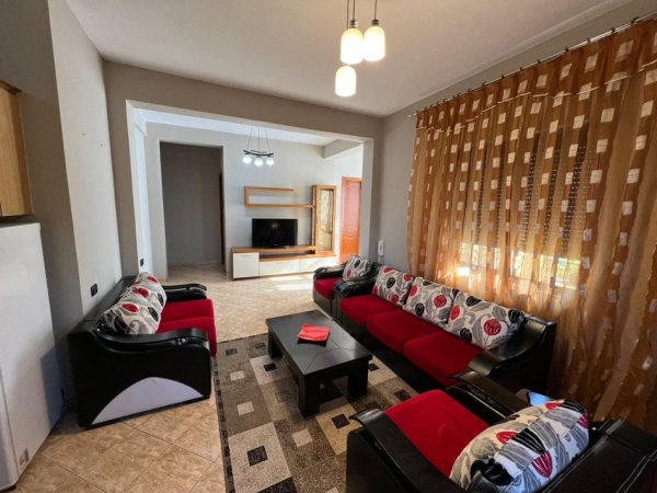 Tirane, jepet me qera apartament 3+1 Kati 2, 700 m² 700 € (Yzberisht)