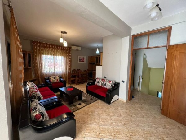 Tirane, jepet me qera apartament 3+1 Kati 2, 700 m² 700 € (Yzberisht)