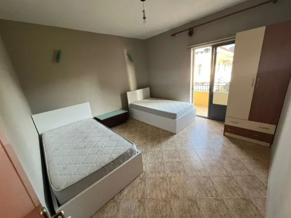 Tirane, jepet me qera apartament 3+1 Kati 2, 700 m² 700 € (Yzberisht)