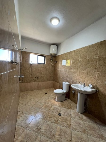 Tirane, jepet me qera apartament 3+1 Kati 2, 700 m² 700 € (Yzberisht)
