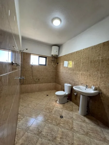 Tirane, jepet me qera apartament 3+1 Kati 2, 700 m² 700 € (Yzberisht)