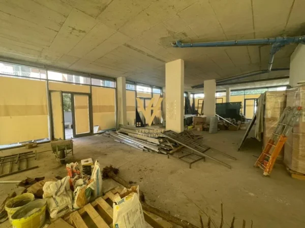 Tirane, jepet me qera dyqan Kati 0, 376 m² 15.000 € (RRUGA E ELBASANIT)
