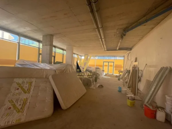 Tirane, jepet me qera dyqan Kati 0, 376 m² 15.000 € (RRUGA E ELBASANIT)