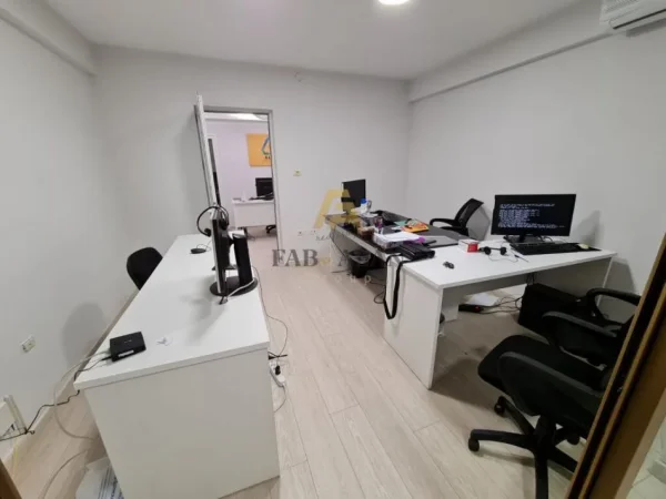 Tirane, jepet me qera ambjent biznesi Kati 1, 120 m² 950 € (Ish Blloku)