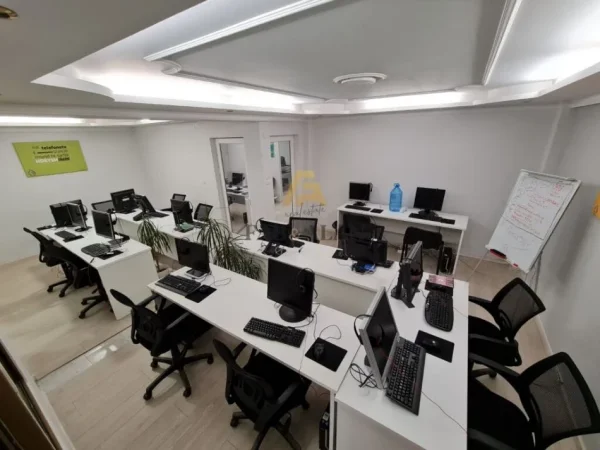 Tirane, jepet me qera ambjent biznesi Kati 1, 120 m² 950 € (Ish Blloku)