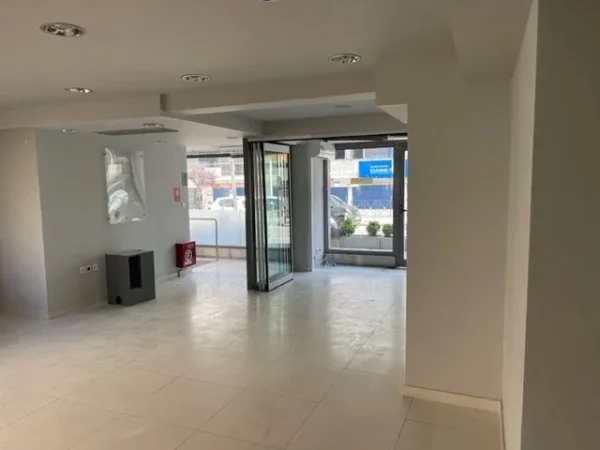 Tirane, jepet me qera dyqan Kati 0, 100 m² 1.000 € (fusha e aviacionit)