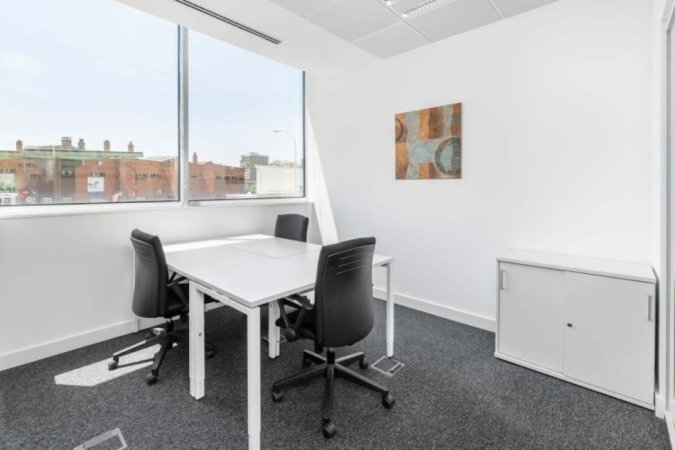 Tirane, jepet me qera zyre Kati 1, 50 m² 400 € (astir)
