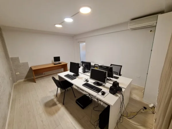 Tirane, jepet me qera zyre Kati 1, 123 m² 800 € (BLLOK)