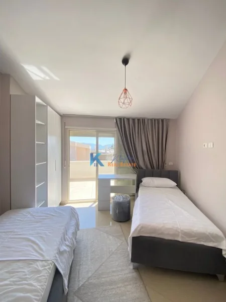 Tirane, jap me qera apartament 2+1+Ballkon Kati 5, 102 m² 750 € (Liqeni i Thate)