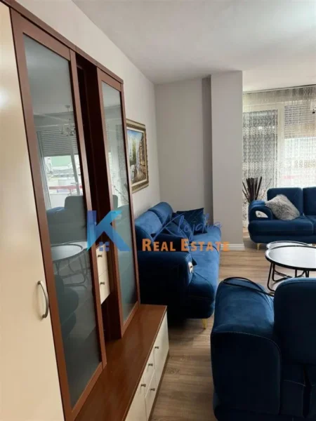 Tirane, jepet me qera apartament 2+1+Ballkon Kati 4, 108 m² 750 € (Kompleksi Colombo, Liqeni i Thate)