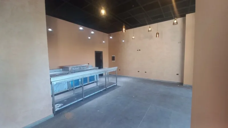 Tirane, jepet me qera lokal Kati 0, 135 m² 1.000 € (afer spitalit Amerikan 2)