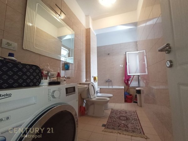 Tirane, jepet me qera apartament 2+1 Kati 8, 82 m² 650 € (ISH BLLOK)