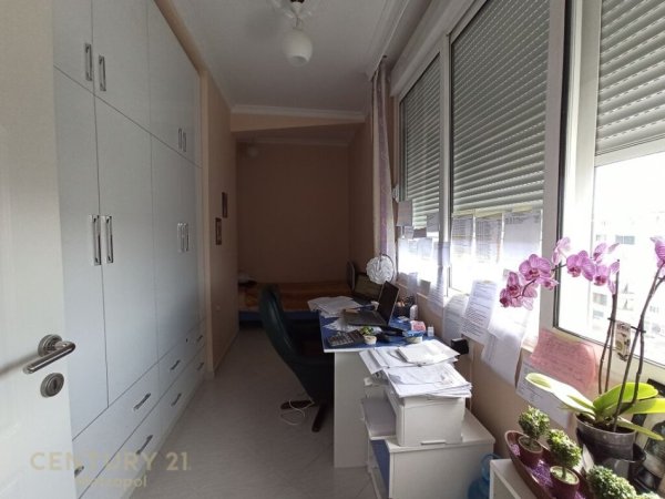 Tirane, jepet me qera apartament 2+1 Kati 8, 82 m² 650 € (ISH BLLOK)