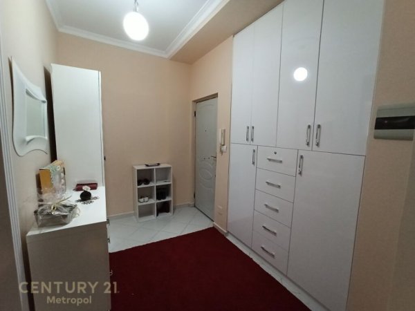 Tirane, jepet me qera apartament 2+1 Kati 8, 82 m² 650 € (ISH BLLOK)