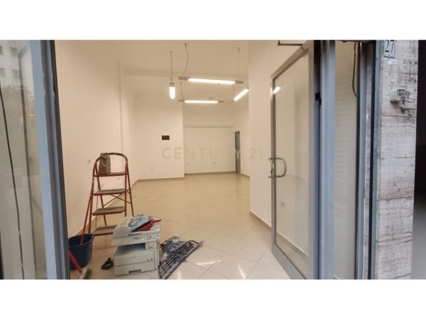 Tirane, shitet apartament 1+1 Kati 0, 45 m² 62.000 € (Pallati me shiigjeta)