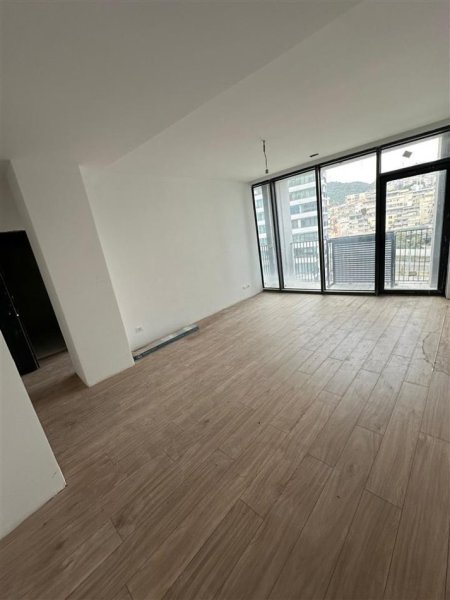 Tirane, jepet me qera apartament 1+1+Ballkon Kati 5, 70 m² 700 € (Lake View)