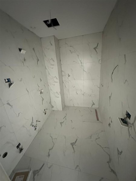 Tirane, jepet me qera apartament 1+1+Ballkon Kati 5, 70 m² 700 € (Lake View)