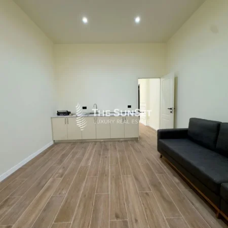 Tirane, Ambient biznesi per shitje  (Fadil Deliu)