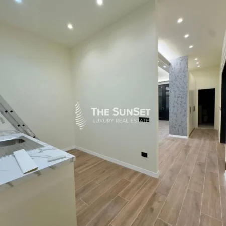 Tirane, Ambient biznesi per shitje  (Fadil Deliu)