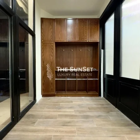 Tirane, Ambient biznesi per shitje  (Fadil Deliu)