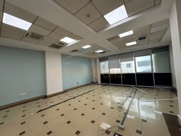 Tirane, jepet me qera ambjent biznesi Kati 3, 100 m² 900 € (Qender)
