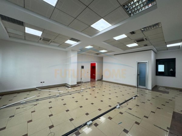 Tirane, jepet me qera ambjent biznesi Kati 3, 100 m² 900 € (Qender)