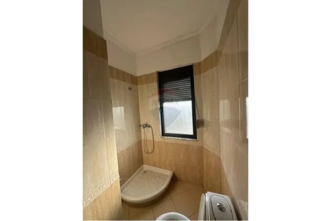 Tirane, jepet me qera apartament 2+1 , 80 m² 550 € (Laprakë,)