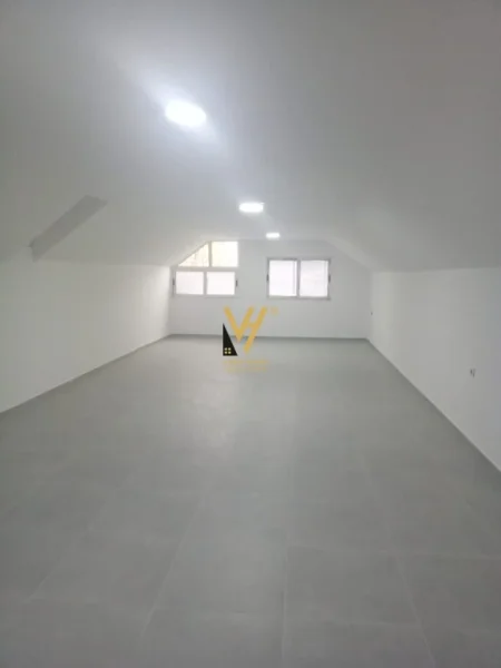 Tirane, shitet dyqan Kati 0, 140 m² 156.000 € (SHKOLLA E BASHKUAR)