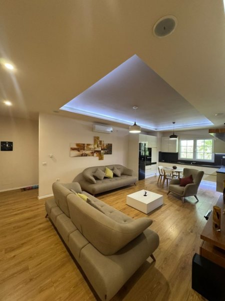 Tirane, jepet me qera apartament 2+1+2 Ballkone Kati 2, prane spitalit Nene Tereza