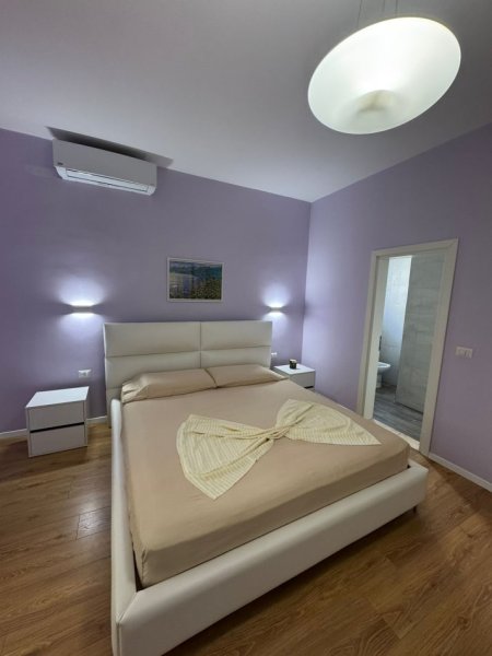 Tirane, jepet me qera apartament 2+1+2 Ballkone Kati 2, prane spitalit Nene Tereza