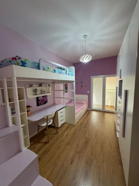 Tirane, jepet me qera apartament 2+1+2 Ballkone Kati 2, prane spitalit Nene Tereza