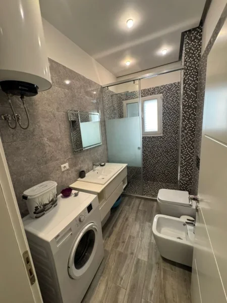 Tirane, jepet me qera apartament 2+1+2 Ballkone Kati 2, prane spitalit Nene Tereza