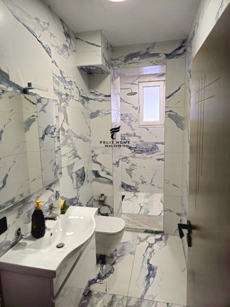 Tirane, jepet me qera zyre Kati 0, 95 m² 750 € (21 DHJETORI)