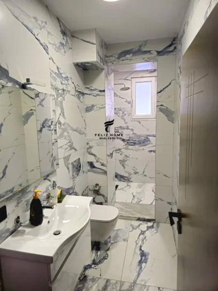 Tirane, jepet me qera zyre Kati 0, 95 m² 750 € (21 DHJETORI)