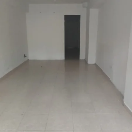 Tirane, jepet me qera ambjent biznesi Kati 0, 54 m² 700 € (STACIONI I FUNDIT I TIRANES SE RE)
